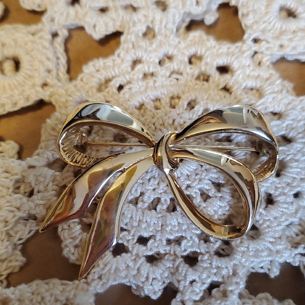 Elegant Gold Bow Brooch